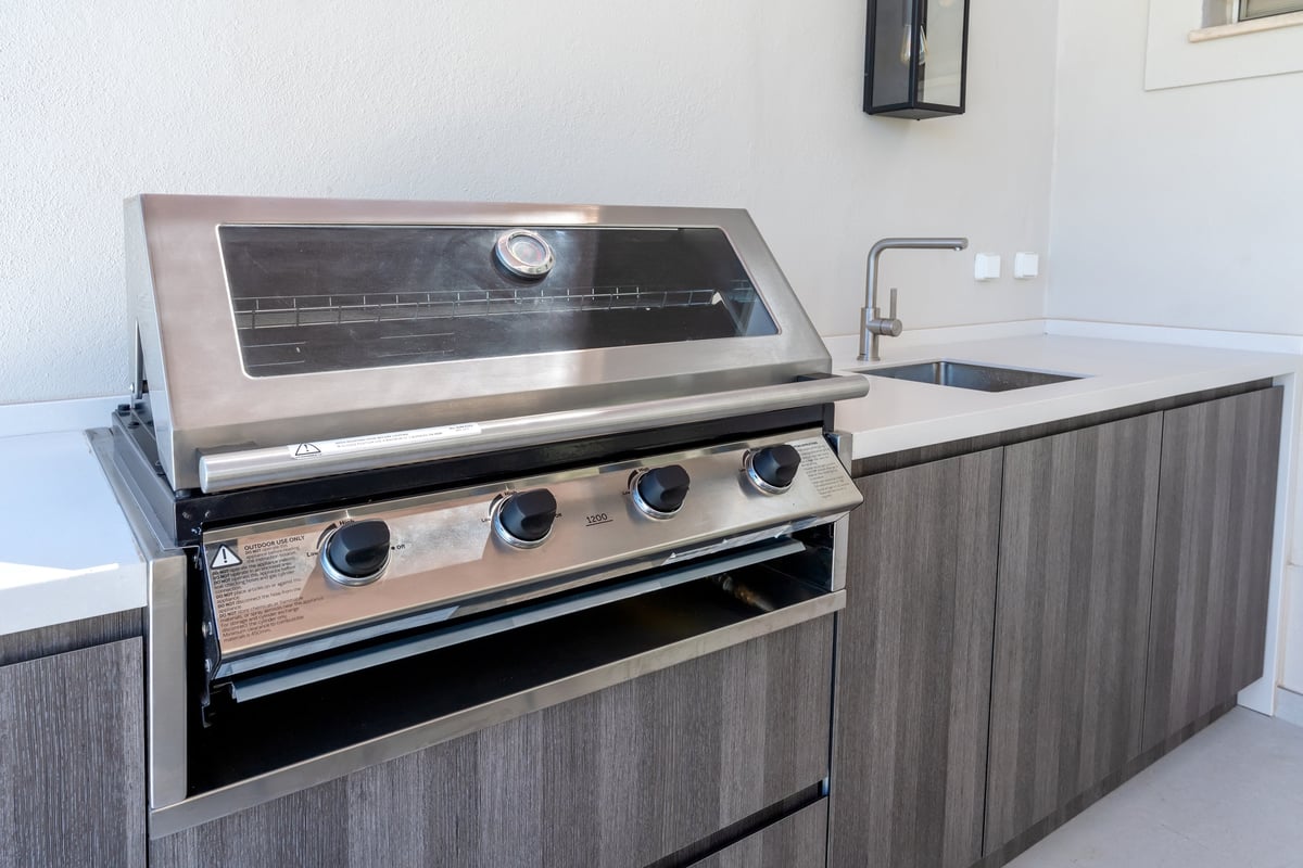 Upscale patio grill, Luxurious backyard grilling station incorporating contemporary materials and sophisticated aesthetic integration for outdoor cooking excellence